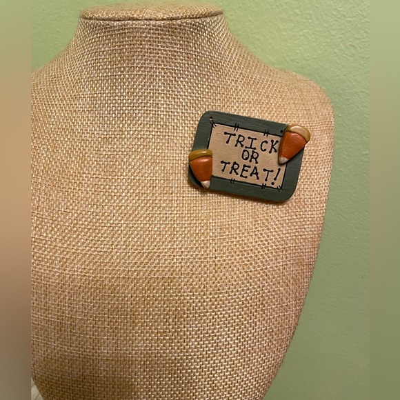 Adorable wooden trick or treat brooch - Picture 2 of 4
